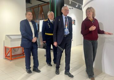 Космонавт Сергей Авдеев передал самарскому музею свои школьные грамоты