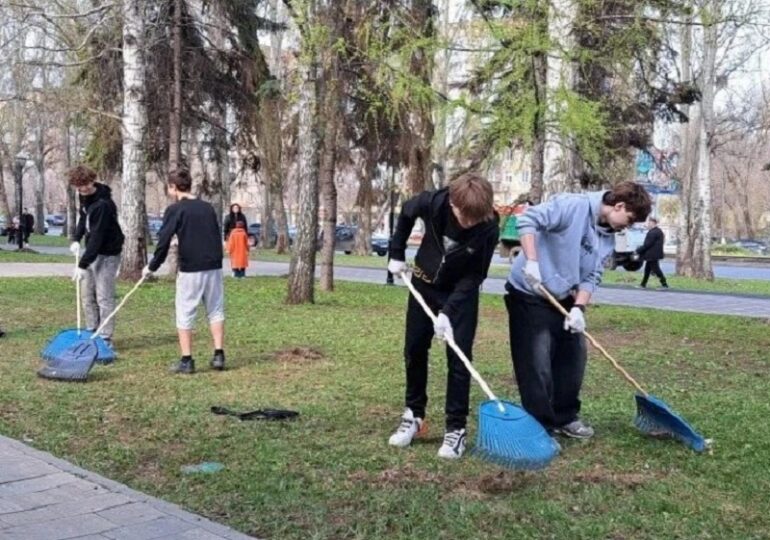 Глава Самары Иван Носков посетил субботник в сквере Фадеева