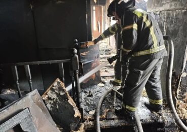 В Сызрани спасатели вывели мужчину из горящего дома через окно