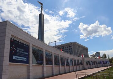 В Самаре на медиаэкранах площади Славы работает выставка, посвященная Человеку труда