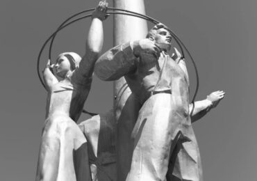 В Самаре привели в порядок памятник покорителям космоса