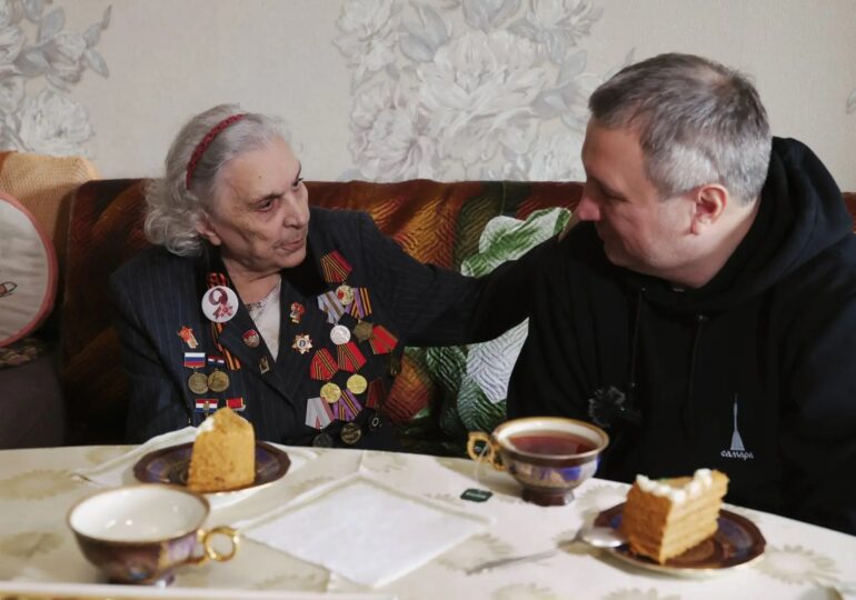 Иван Носков поздравил с 90-летием жительницу Самары Ирину Паршину