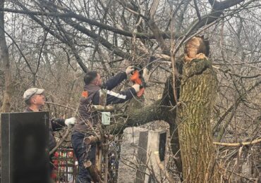 В Самаре убираются на кладбищах