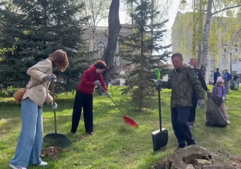 Более 100 человек вышли на субботник в Струковском саду в Самаре