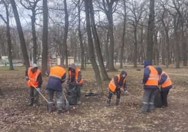В самарском парке Гагарина проводят весеннюю уборку