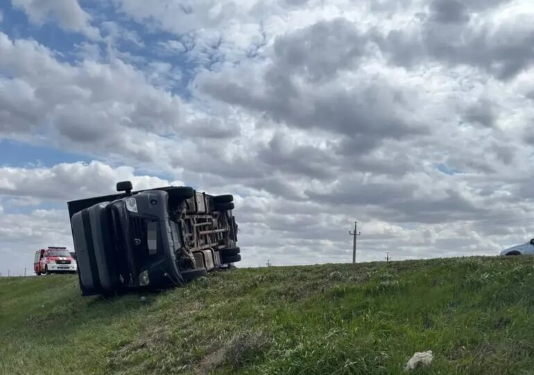 В Самарской области из-за сильного ветра перевернулась «Газель»
