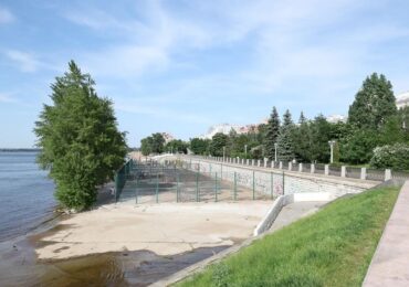 В Самаре приводят в порядок самую большую спортивную площадку на пляже