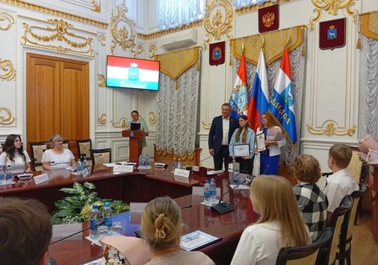 Иван Носков вручил сертификаты на получение пособия выпускникам, которые воспитываются в приемных семьях