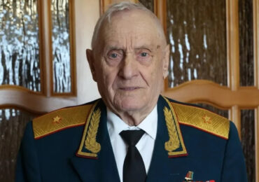 Иван Носков поздравил военного врача Ивана Новикова с 90-летием