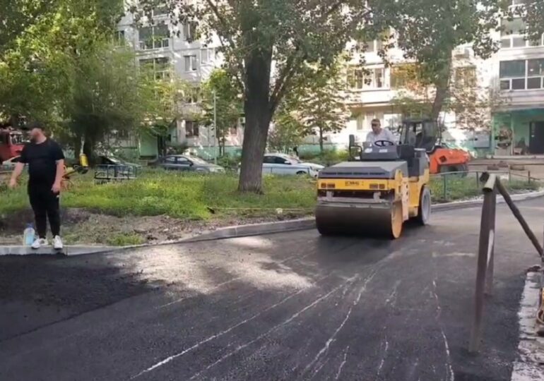 В Самаре во дворе на Стара-Загора укладывают новый асфальт