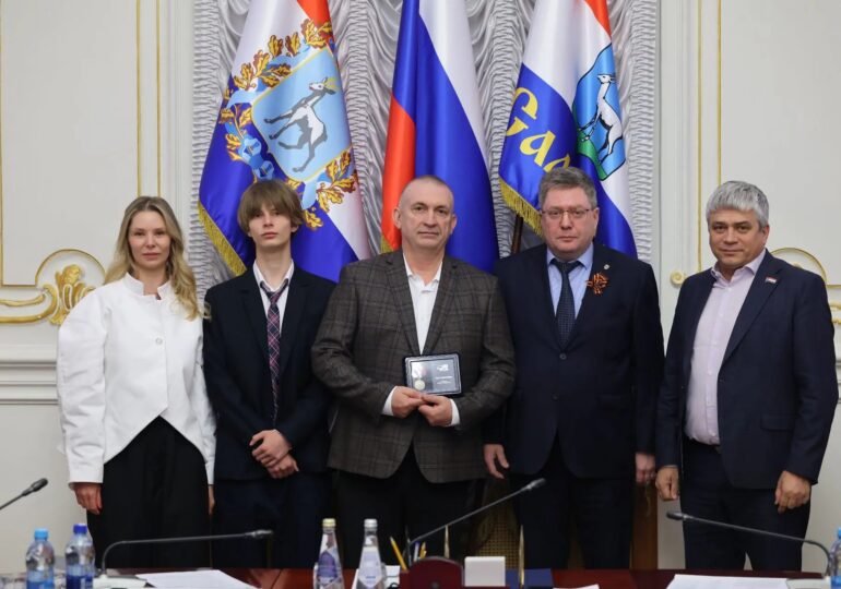 Самарцу Александру Меркулову вручили медаль «Отец солдата»