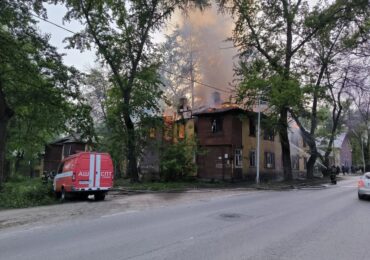 В Кировском районе Самары тушат пожар в двухэтажном доме