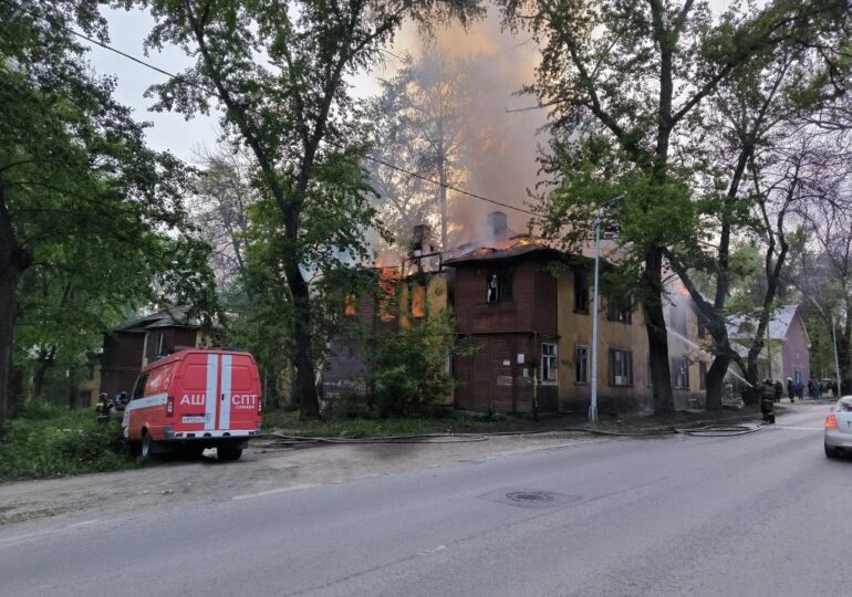 В Кировском районе Самары тушат пожар в двухэтажном доме