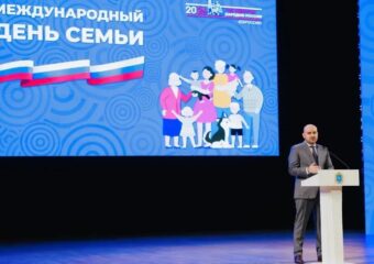 Вячеслав Федорищев вручил памятные знаки «Родительская доблесть» семьям Самарской области