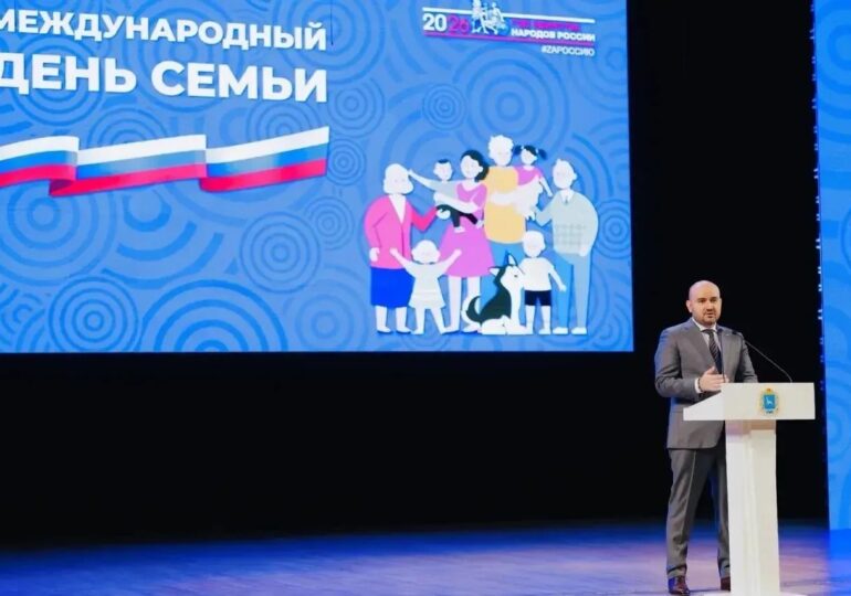 Вячеслав Федорищев вручил памятные знаки «Родительская доблесть» семьям Самарской области