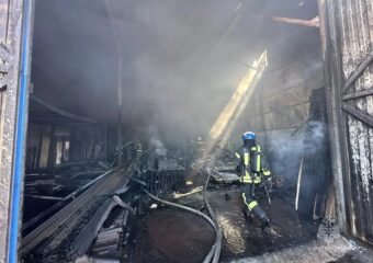 В Советском районе Самары тушат пожар в ангаре