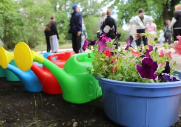Самарские школьники высаживают цветы в летних лагерях