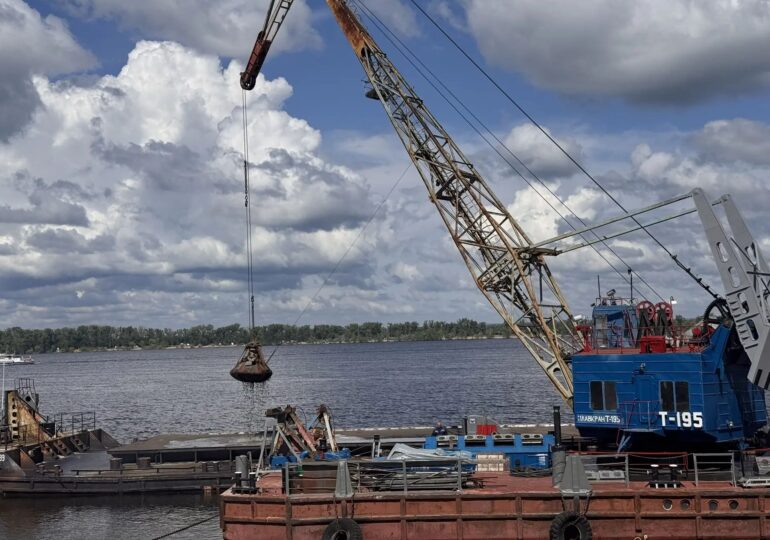 В Самаре на берег Волги начали выгружать песок