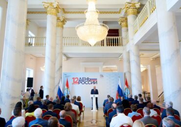 В преддверии Дня России жителям Самарской области вручили награды