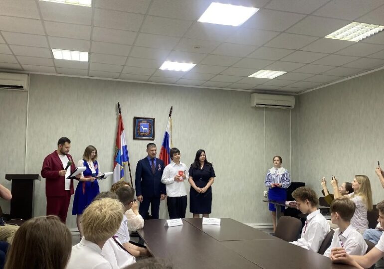 Юным жителям Самары торжественно вручили паспорта