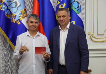 Иван Носков вручил десять знаков отличия «За безаварийную работу» водителям самарского ТТУ