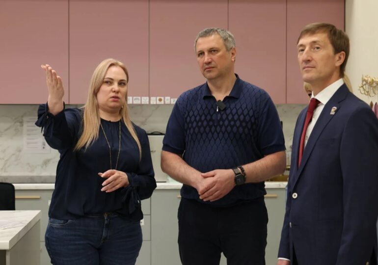 Иван Носков посетил самарский семейный центр «Шаг вперед»