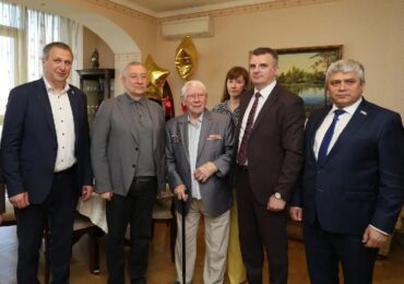 Иван Носков поздравил со 100-летним юбилеем Николая Фоменко