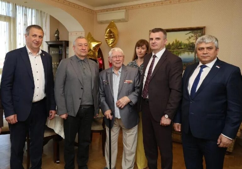 Иван Носков поздравил со 100-летним юбилеем Николая Фоменко