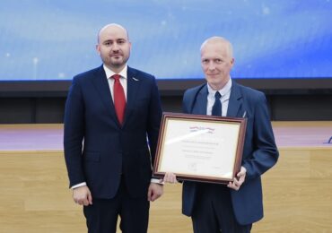 Вячеслав Федорищев вручил награды лучшим работникам опытно-конструкторского бюро