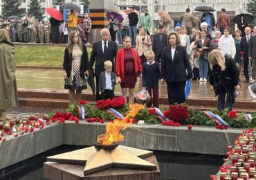 В День памяти и скорби в Самаре возложили цветы к вечному огню на площади Славы