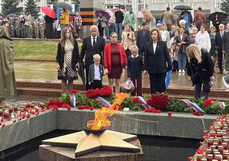 В День памяти и скорби в Самаре возложили цветы к вечному огню на площади Славы