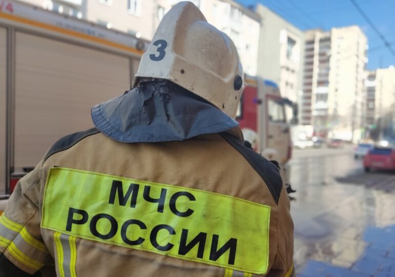 В школе около загоревшегося дома развернули временный пункт размещения