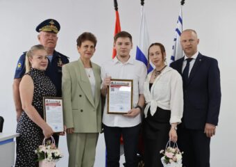 Самарской семье Леонидовых вручили благодарственные письма