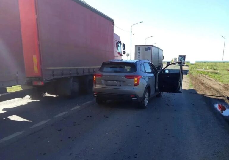 В Самарской области на трассе столкнулись фура и легковушка