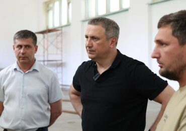 Иван Носков проверил ход капремонта в самарской школе №36