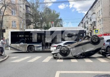 В Октябрьском районе Самары перевернулась машина