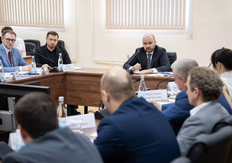 Вячеслав Федорищев вручил медали лучшим выпускникам Самарского университета