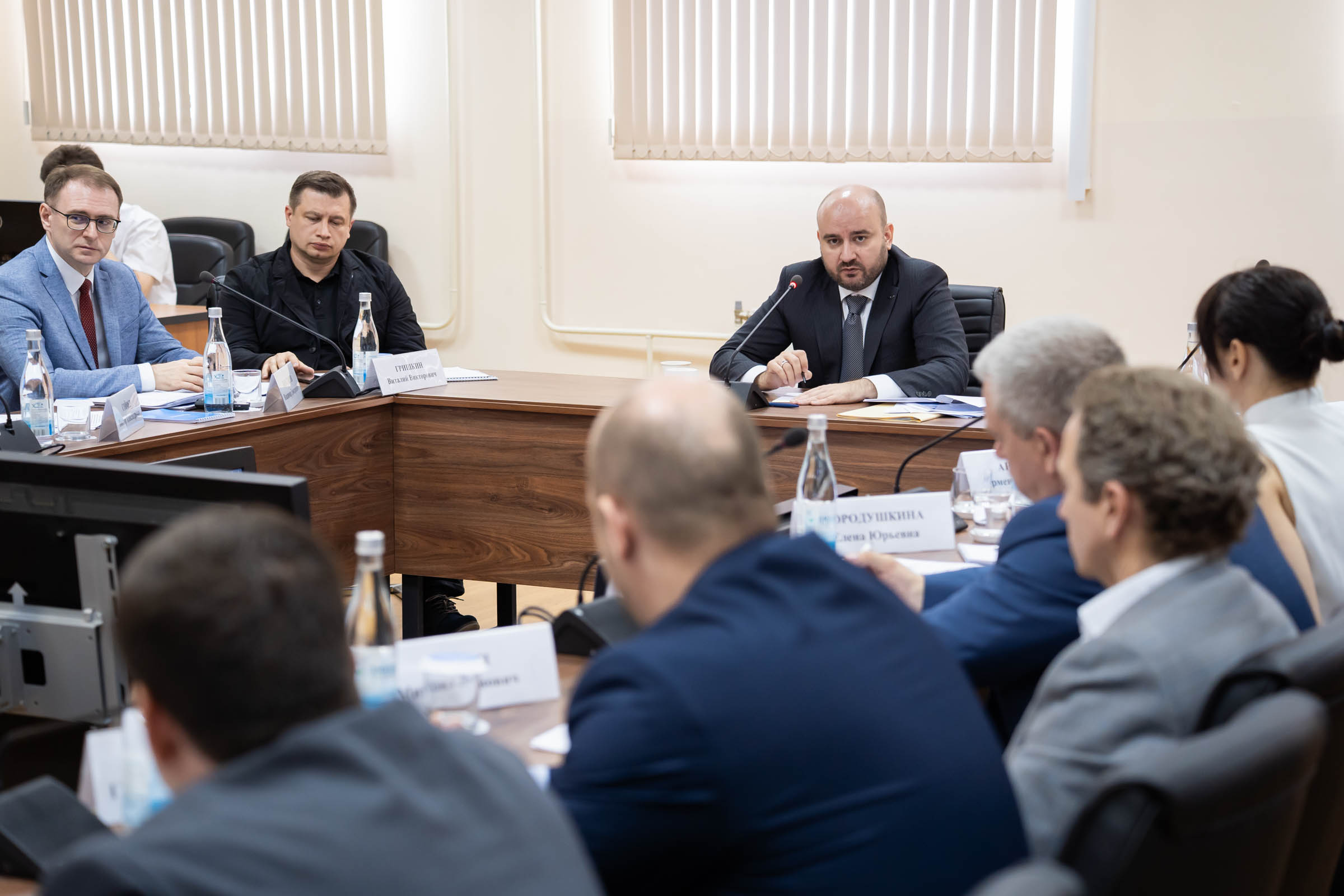 Вячеслав Федорищев вручил медали лучшим выпускникам Самарского университета