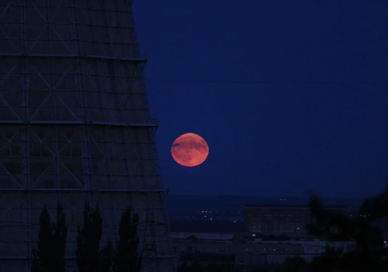Самарцы могли видеть клубничную Луну