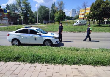 Сотрудники самарского ГАИ поздравили горожан с наступающим Днем семьи, любви и верности
