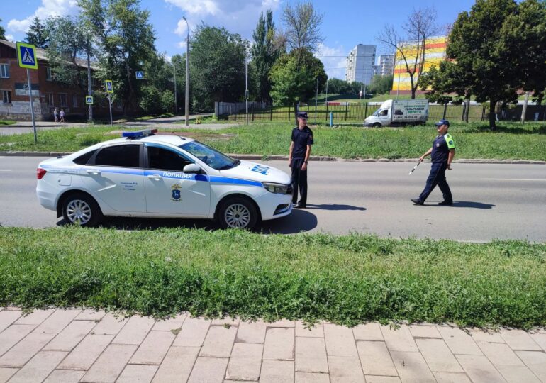 Сотрудники самарской ГАИ поздравили горожан с наступающим Днем семьи, любви и верности