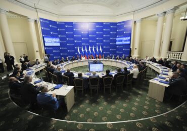 Вячеслав Федорищев принял участие в заседании Совета округа