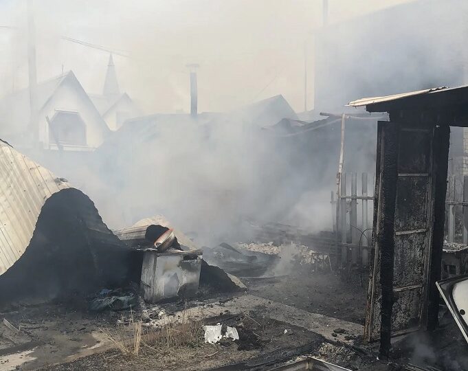 В Волжском районе загорелся дом