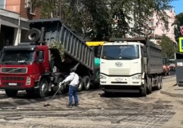 В Самаре на улице Пушина ремонтируют дорожное полотно