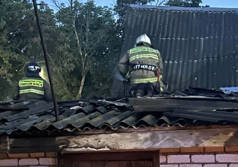 В Самарской области загорелись хозпостройки