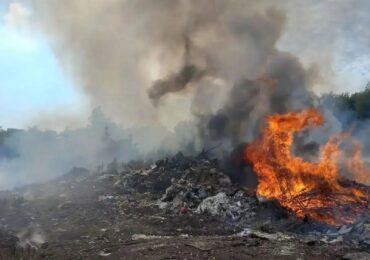 В Волжском районе горит свалка мусора