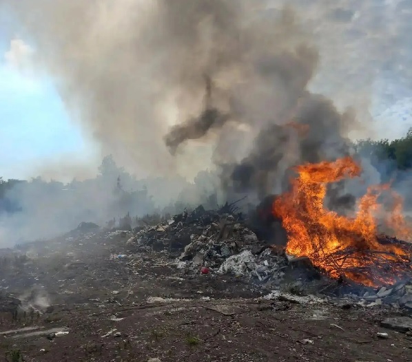 В Волжском районе горит свалка мусора