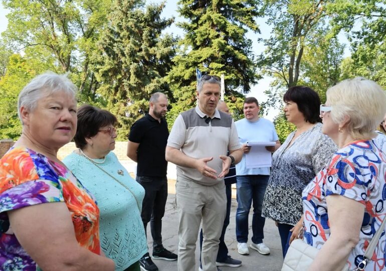 Иван Носков проверил ход работ в сквере у ДК «Искра»