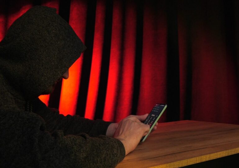 Мошенники стали обвинять жертв в афере