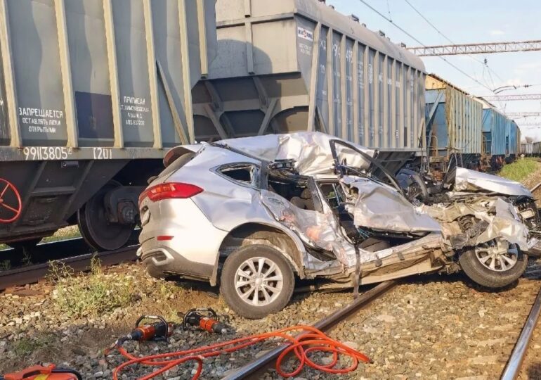 В Самарской области легковушка столкнулась с поездом
